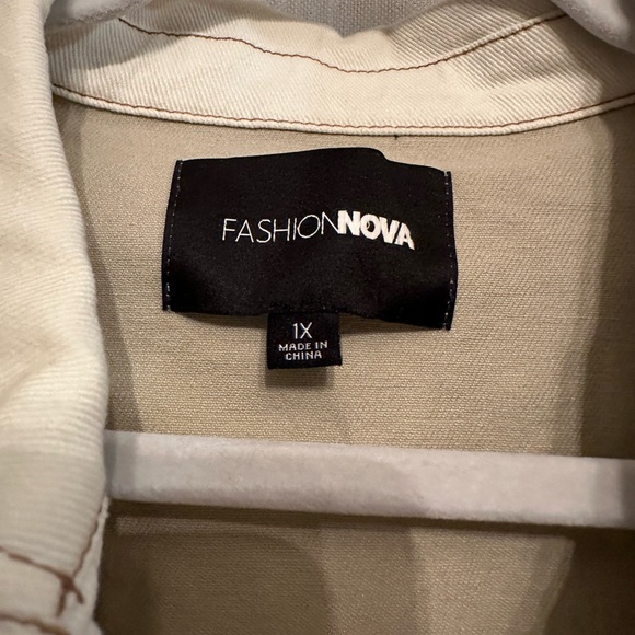 Fashion Nova White and Cream 1X Jean Jacket with Contrasting Pockets - Picture 5 of 5